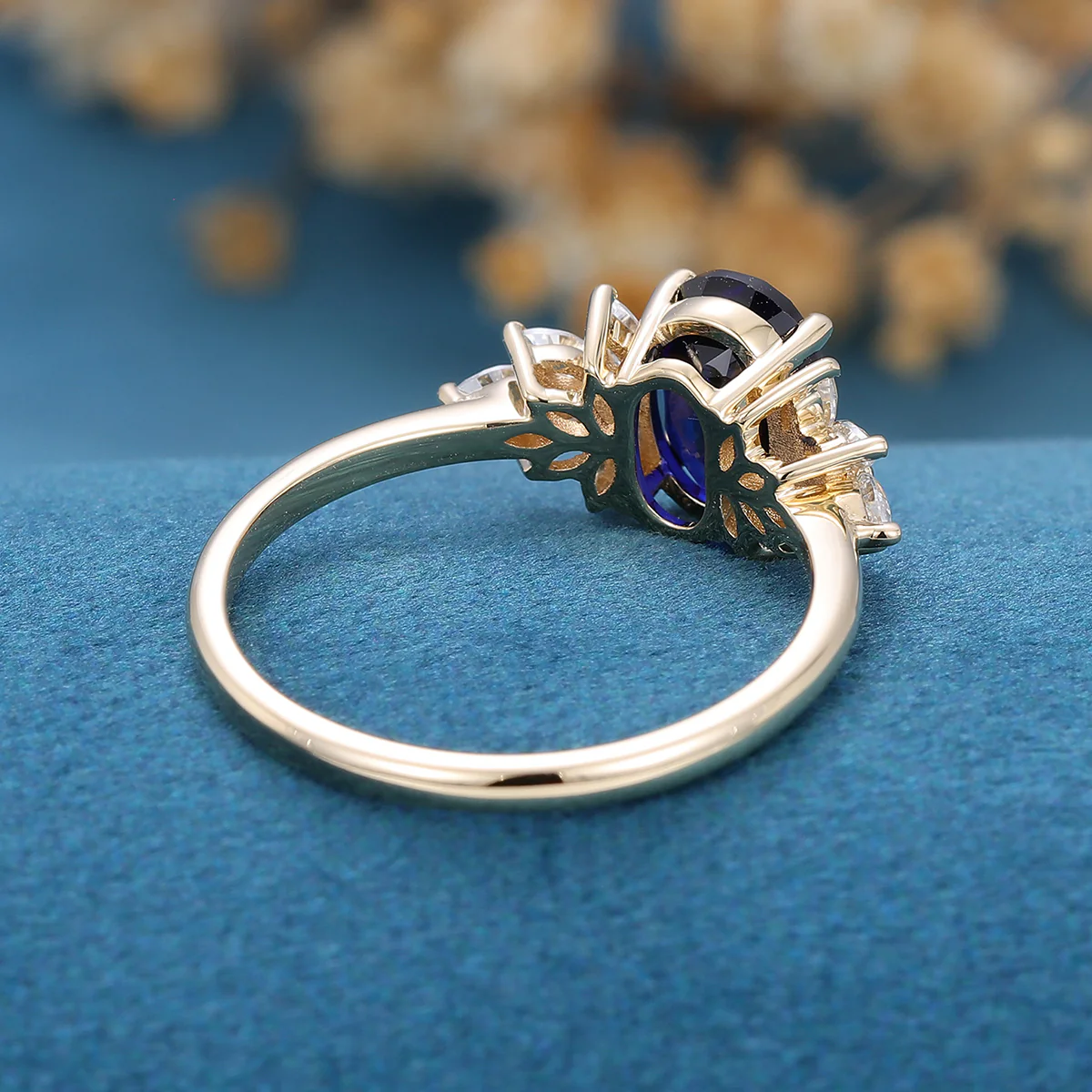 Oval cut Sapphire Cluster Engagement ring - Image 5