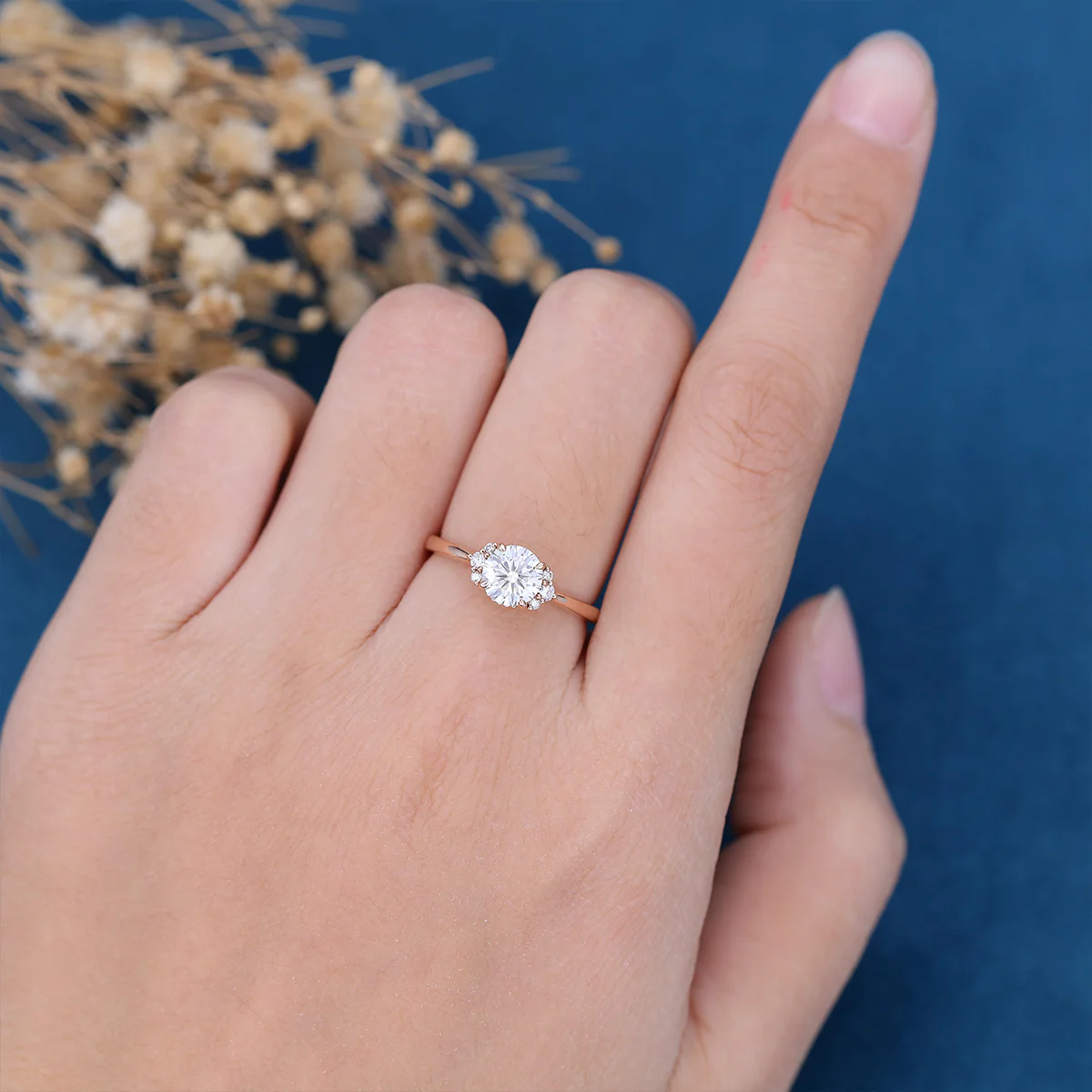 Round cut Moissanite Engagement ring - Image 2