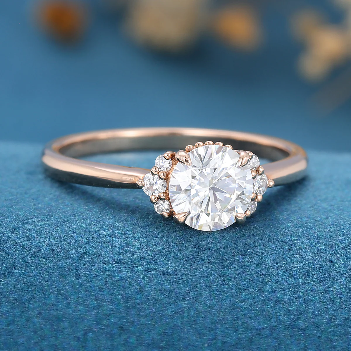 Round cut Moissanite Engagement ring - Image 4