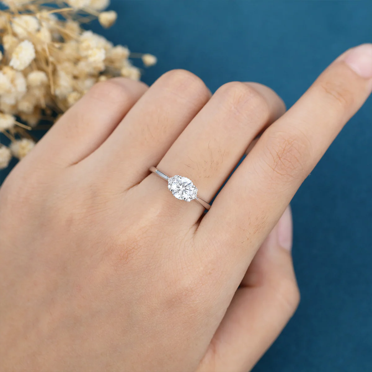 Round cut Moissanite Engagement ring - Image 9